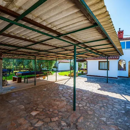 2 Bedroom Cozy In * Ližnjan