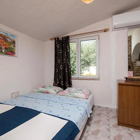 2 Bedroom Cozy In Ližnjan