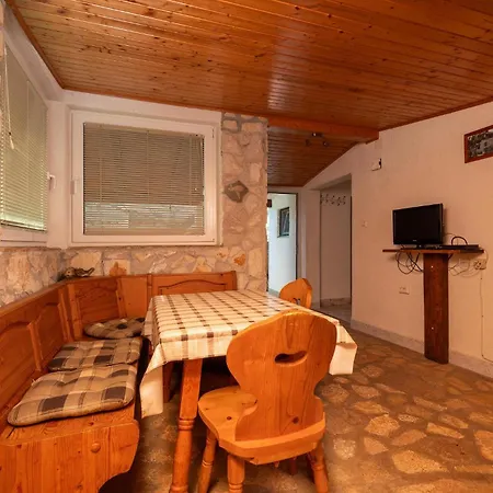 2 Bedroom Cozy In Σπίτι διακοπών Ližnjan