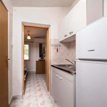 2 Bedroom Cozy In Ližnjan