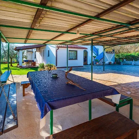 2 Bedroom Cozy In Σπίτι διακοπών Ližnjan